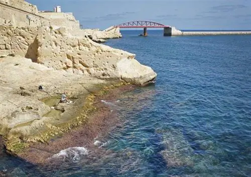 Многие посетители не понимают, что вы можете выйти к морю у подножия укреплений Валлетты.