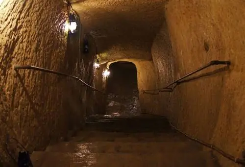 Спуск в военное убежище в Casa Rocca Piccolo.