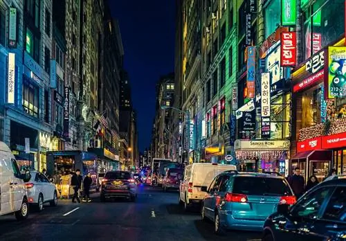 32-я улица Манхэттена в Корейском квартале, центре процветающего корейского делового и развлекательного сообщества и района, ночью с автомобилями и яркими огнями.