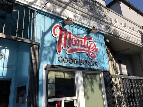 Внешний вид Monty's Good Burger с синими деревянными панелями с красно-белыми буквами названия заведения с бургерами; веганские рестораны Лос-Анджелеса