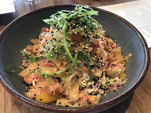 Тарелка с нарезанной веганской курицей, френдом вонтоном, капустой и семенами кунжута; веганские рестораны Лос-Анджелеса