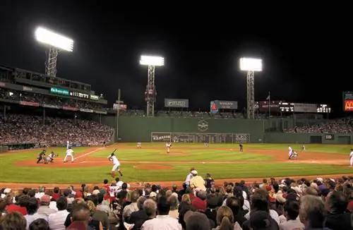 Ни одна поездка в Бостон летом не обходится без игры Red Sox в Fenway Park. Фото предоставлено Бюро конгрессов и посетителей Большого Бостона.