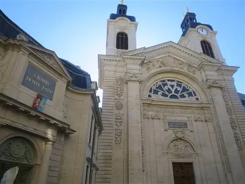 Внешний вид Hôtel-Dieu в ясный солнечный день