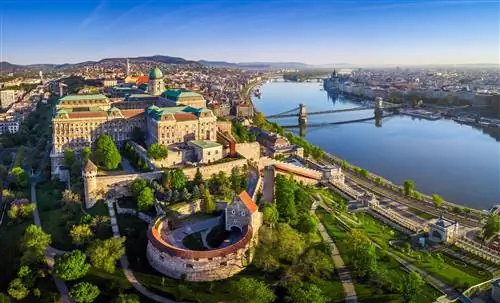 Вид с воздуха на замковый район Будапешта в солнечный день. Старые каменные постройки окружены островками зелени.
