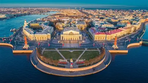 Васильевский остров в Санкт-Петербурге с рекой Невой, летним видом на Петербург, Биржей, Растральными колоннами, Кунсткамерой и Дворцовым мостом.