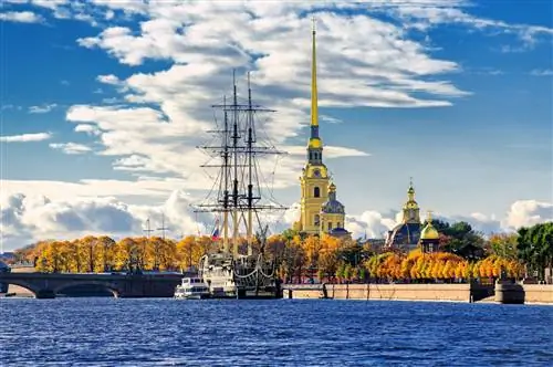 Парусник на якоре у Петропавловской крепости с апельсиновыми деревьями вдоль берега