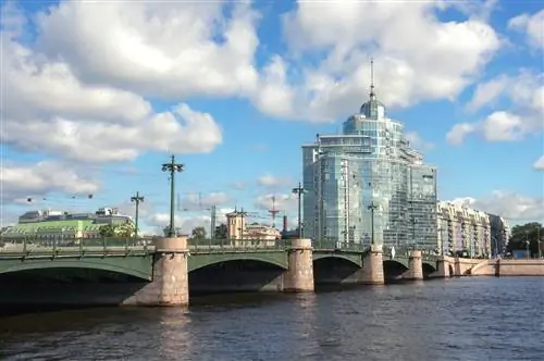 Вид на Сампсониевский мост. Современное стеклянное здание на заднем плане. Городской вид на городской пейзаж.