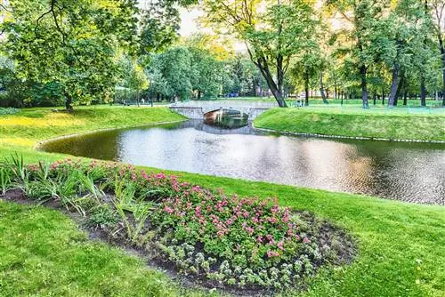 Пруд и мостик внутри Михайловского сада, идиллический парк в центре Санкт-Петербурга, Россия
