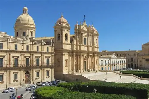 Дуомо и палаццо в Ното, Сицилия