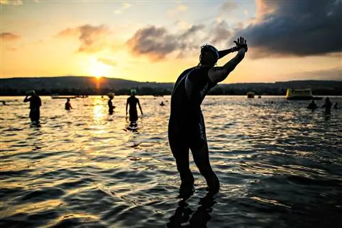 Спортсмены готовятся к заплыву Ironman Zurich на Цюрихском озере.