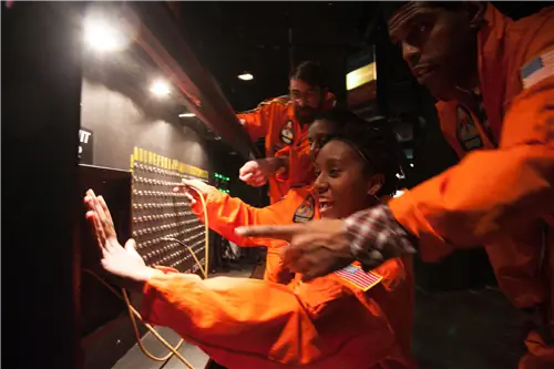 Люди играют в игру в кафе