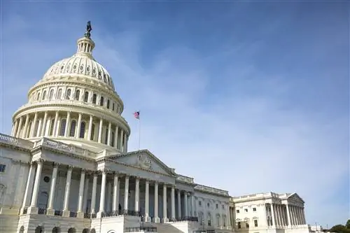Здание Капитолия США, увенчанное огромным куполом, обрамлено ярко-голубым небом; Лучшая американская архитектура