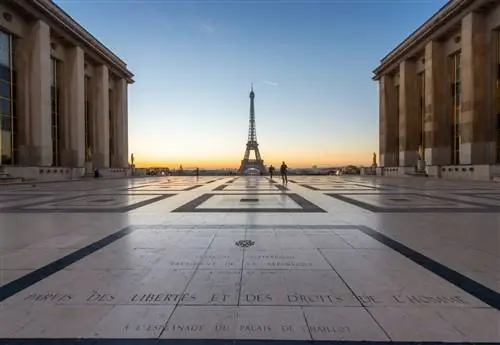 Эйфелева башня и Трокадеро из 'Parvis des droits de l'homme'.
