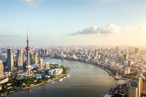 Повышенный вид на финансовый район Луцзяцзуй и горизонт Бунда в сумерках; Шанхай, Китай.