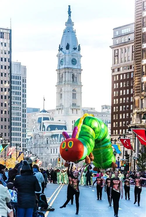 Воздушный шар Very Hungry Caterpillar пролетел над Филадельфией, штат Пенсильвания.