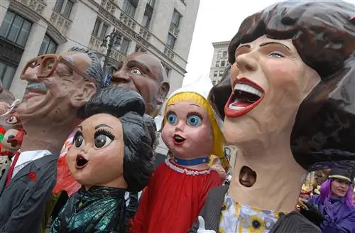 Члены Big Head Corps позируют на Вудворд-авеню в Детройте во время американского парада в честь Дня благодарения.