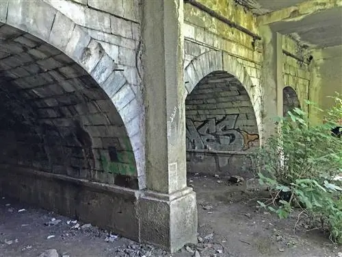 Трехтоннельный мост с граффити времен Отта.