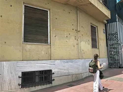 Россыпь пулевых отверстий в стене дома на Амалиас, 43