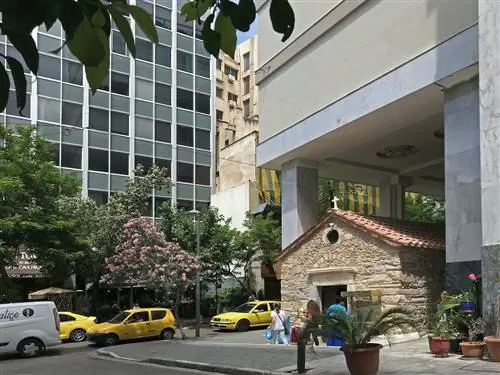 Вход в Агиа Динами, небольшой крест наверху и на углу улицы с такси.