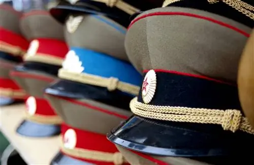 Фуражки в стиле милитари из бывшего Советского Союза-j.webp