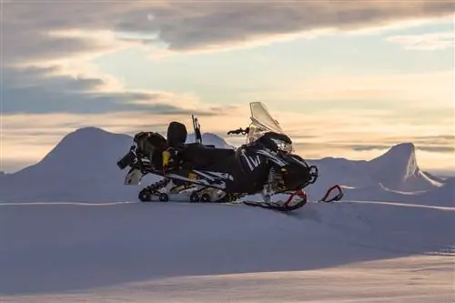 Электрический скутер в снегу