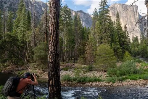 Мужчина фотографирует Эль-Капитан; Как фотографировать Йосемити, как Ансель Адамс