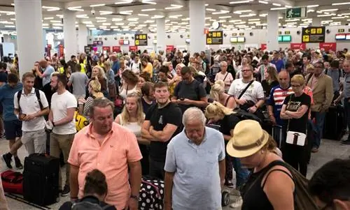 Толпы людей стоят в ожидании аэропорта.