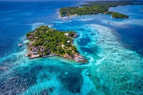 Вид с воздуха на острова Росарио в окружении бирюзовой воды
