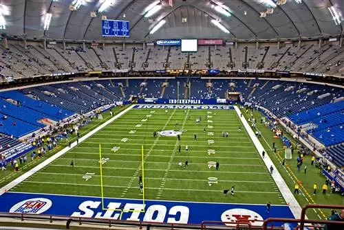 Вид с воздуха на малонаселенный стадион Лукас Ойл, домашнюю арену клуба «Индианаполис Кольтс»; путешествия по городам нфл