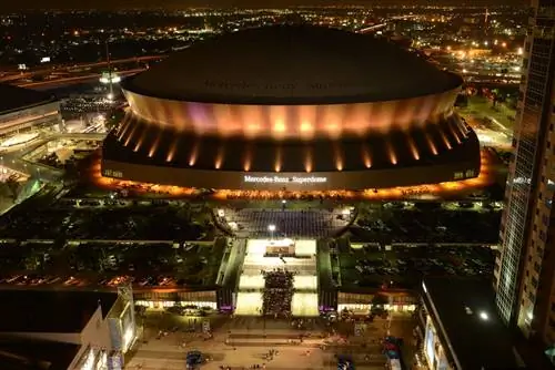 Общий вид стадиона «Мерседес-Бенц», домашнего стадиона НФЛ «Нью-Орлеан Сэйнтс», светящегося ночью; путешествия по городам нфл