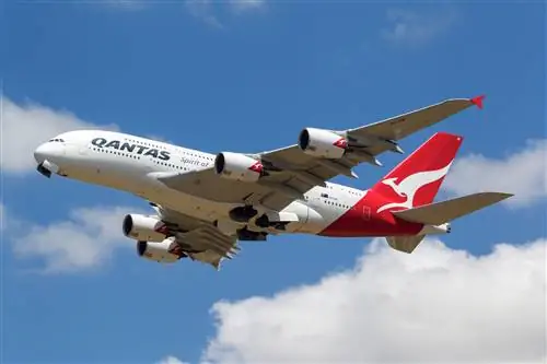 Airbus A380 авиакомпании Qantas Airways вылетает из международного аэропорта Мельбурна.
