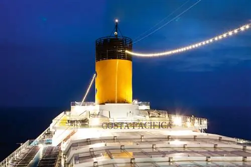 Кадр с названием Costa Pacifica, написанным прямо под трубой корабля.