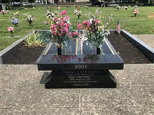 Могилы Джонни и Джун Кэш с мемориальной скамейкой перед