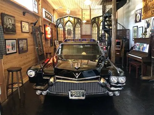 Черный кадиллак Кэша с трансмиссией 53 года, двигателем 73 года, одним хвостовым плавником и тремя фарами.