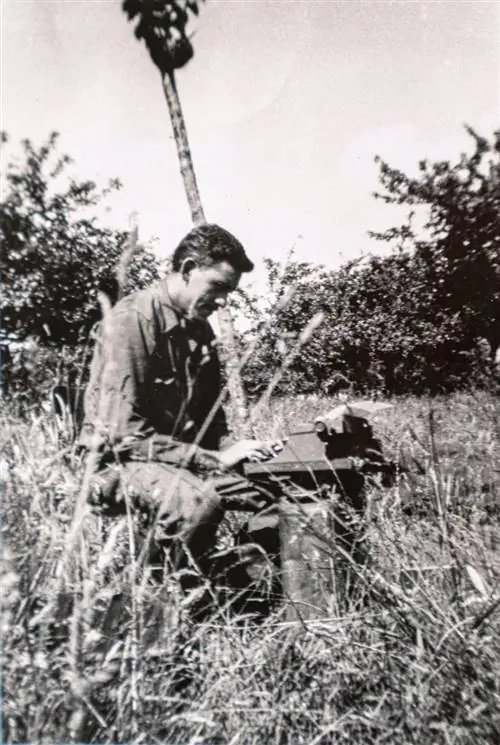 Дж. Д. Сэлинджер с пишущей машинкой в поле в Нормандии, Франция, 1944 г.