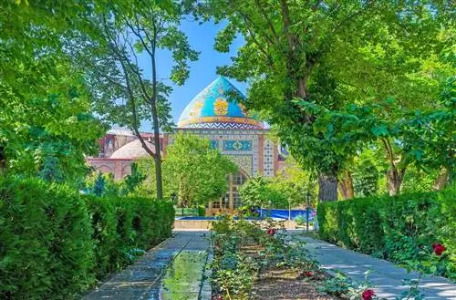 Тенистая аллея сада, ведущая к Голубой мечети шиитов, украшенная разноцветной плиткой, Ереван, Армения