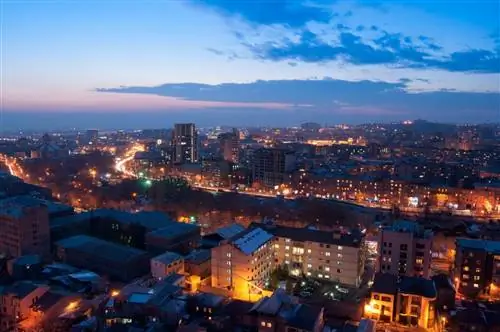 Повышенный вид на Ереван, Армения, в сумерках