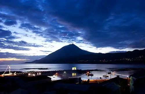Гора Пико на Азорских островах во время заката.