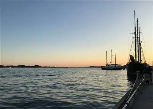 Восход солнца ползет вдоль озера Онтарио на набережной в Торонто; Выходные в Торонто