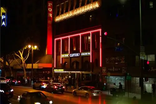 Фасад Clifton's Cafeteria, многоэтажной достопримечательности Лос-Анджелеса, освещен неоновыми огнями; Лос-Анджелес неон