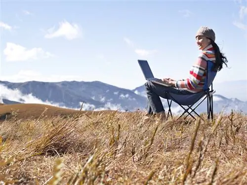 Женщина с ноутбуком в Кампус-ду-Жордау, Сан-Паулу.