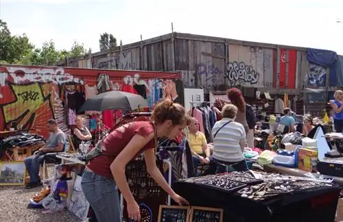 Блошиный рынок Mauer Park в Берлине.
