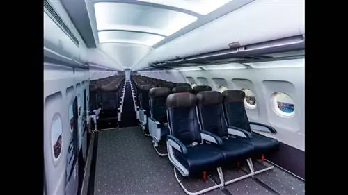 Реплика салона самолета с сиденьями и фальшивыми окнами.