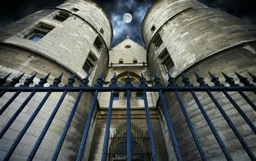 Башни La Conciergerie в Париже под лунным светом