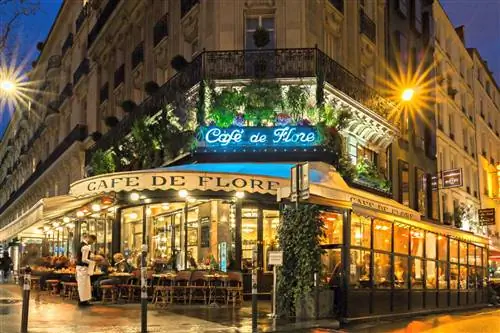 Café de Flore в Париже светится ночью