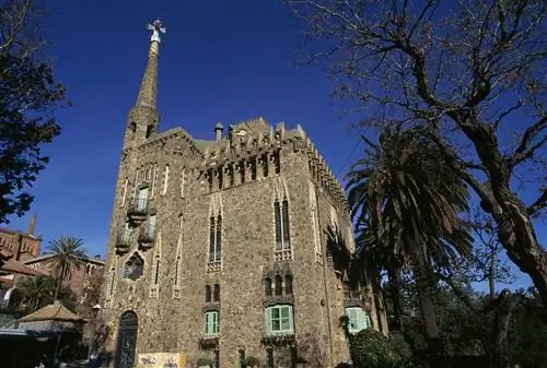 Bellesguard: он похож на замок с зубчатыми стенами из камня и кирпича, узкими витражами, сложной металлической конструкцией и парящей башней, установленной крестом Гауди. На его территории растут деревья.