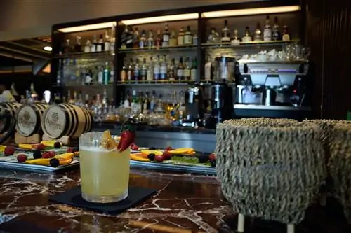 ДУБАЙ, ОБЪЕДИНЕННЫЕ АРАБСКИЕ ЭМИРАТЫ - 30 МАРТА: Коктейль Tandoori Tequila в ресторане индийского шеф-повара Викаса Кханны, отмеченного звездой Мишлен, Junoon в отеле Shangri-La 30 марта 2016 года в Дубае, Объединенные Арабские Эмираты.