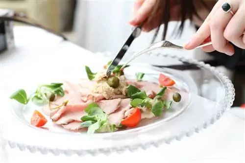 Vitello tonnato, пьемонтская закуска. Это очень тонкая ветчина, которую подают с паштетом из тунца, каперсами, помидорами и листьями. Блюдо подается на стеклянной тарелке и режется серебряными столовыми приборами.