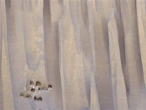 Пещеры превратились в вылепленную ветром скалу в Мустанге