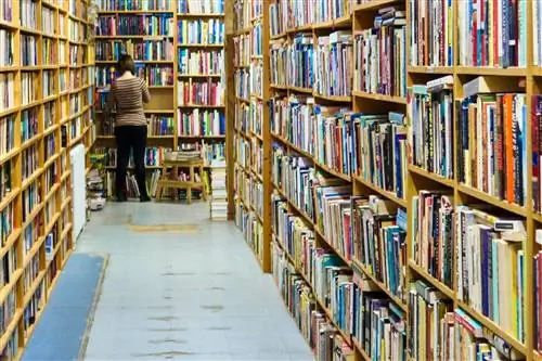 Проход с подержанными книгами в Pulpfiction в Ванкувере; Лучшие книжные магазины Ванкувера.